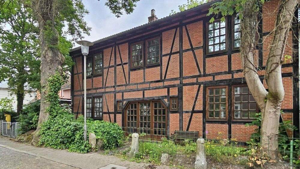 Einfamilienhaus Cuxhaven - 9 Zimmer, 257 m&sup2;, 350.000&euro; | Angebot:25664942